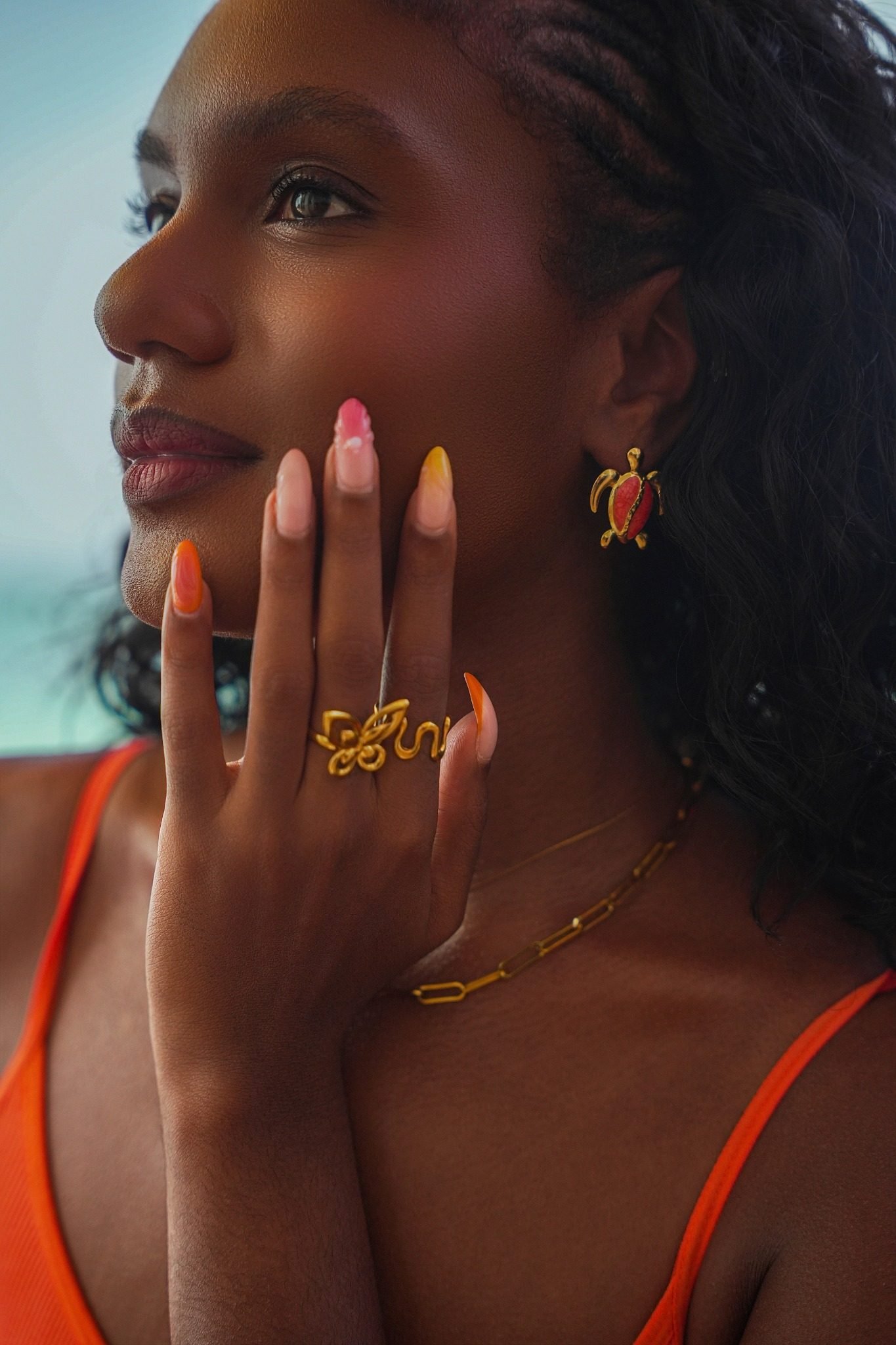Visage de trois quarts, boucle Tortue et bague Papillon