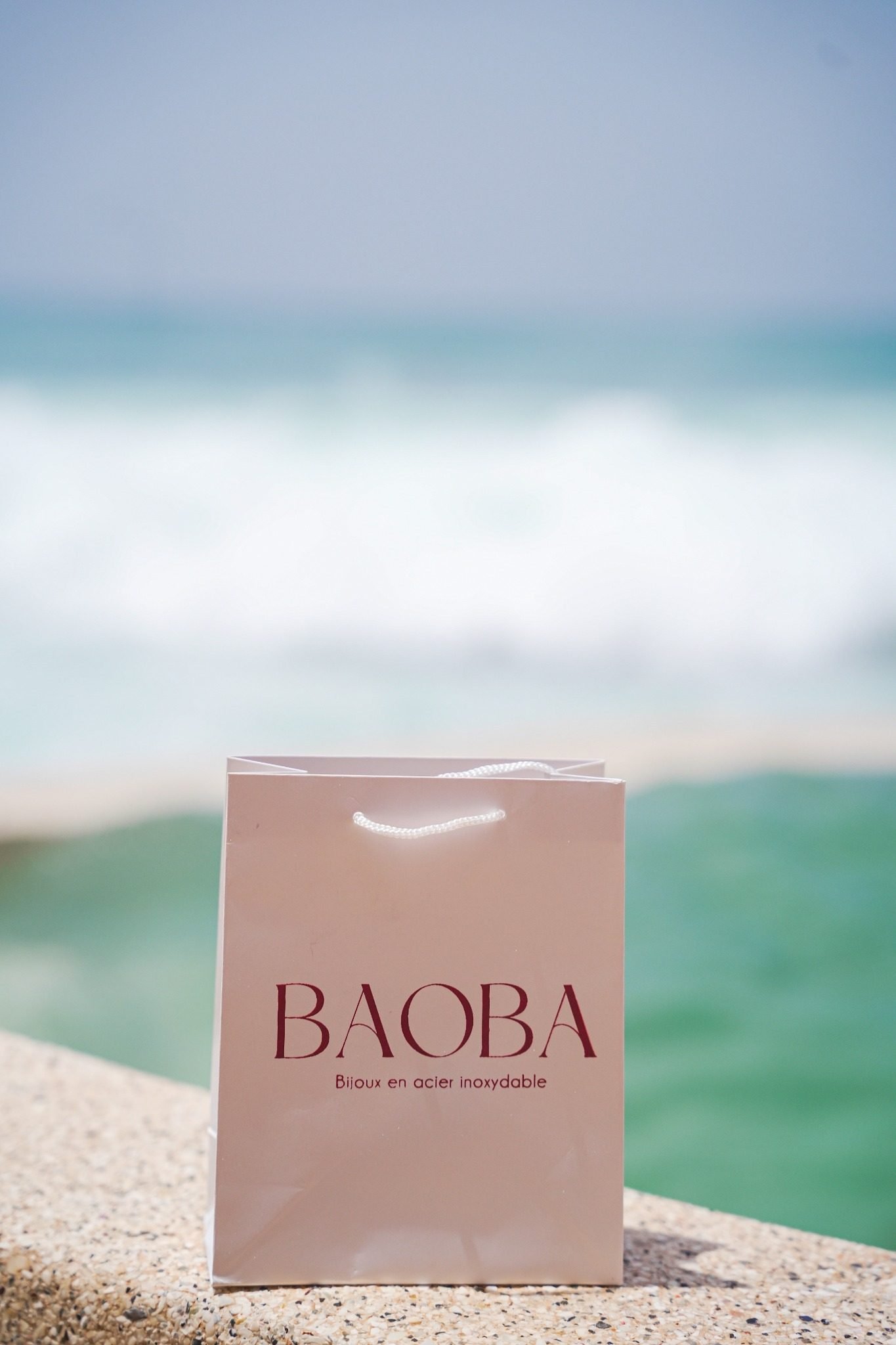 Le sac BAOBA rose posé face à l’océan
