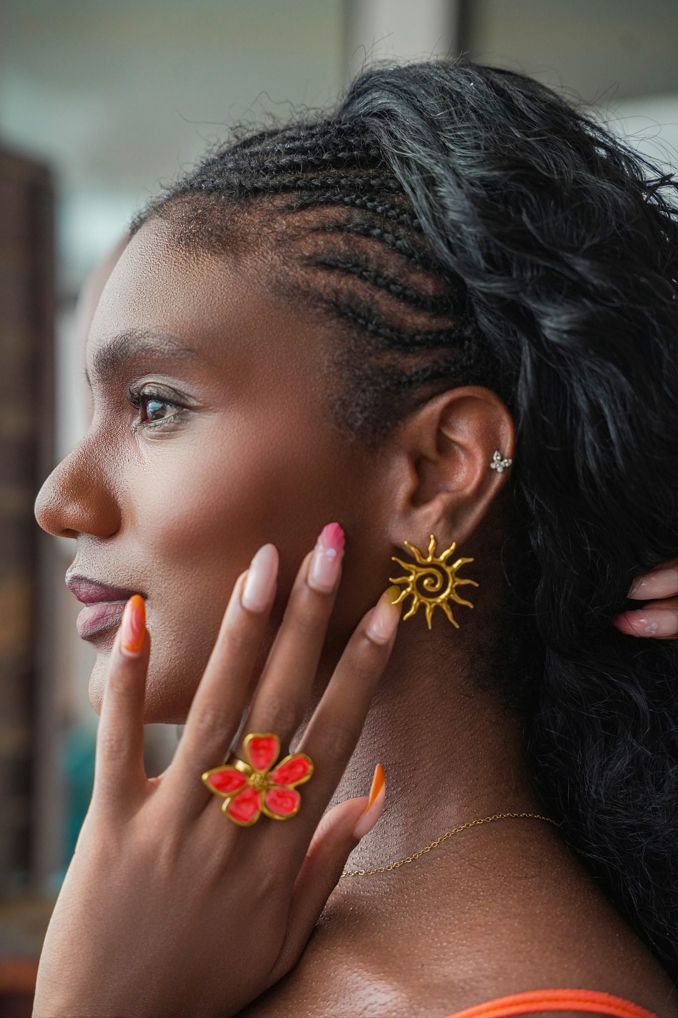 Profil, bague Hibiscus corail et boucle Soleil